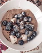 Льняная каша с голубикой и шоколадной крошкой