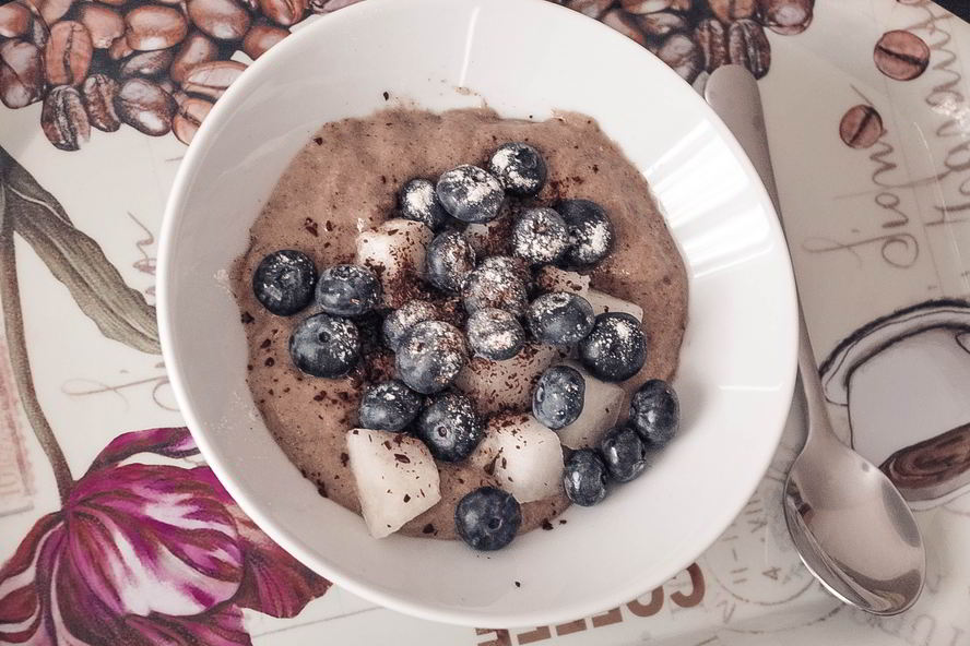 Рецепт льняной каши с голубикой и шоколадной крошкой