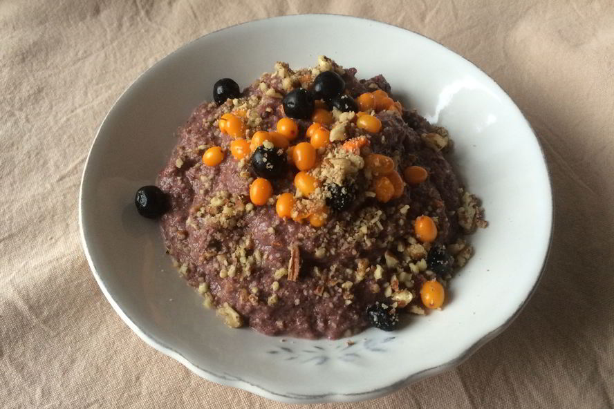 Рецепт льняной каши с клюквенным соком и черноплодкой, облепихой и пеканом