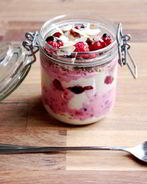 Овсянка в банке с отрубями и фруктами