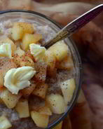 Пшеничная каша с томлеными яблоками