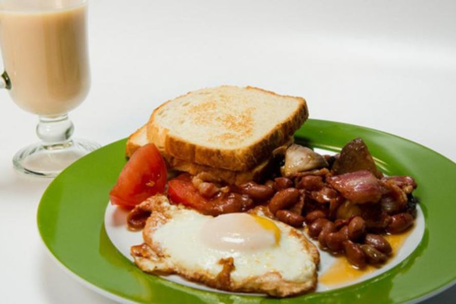 Рецепт английского завтрака и чай с молоком