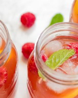 Чай с малиной и мелиссой