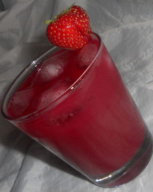 Холодный чай с лесными ягодами