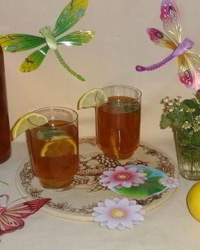 Холодный зеленый чай с ромашкой и мелиссой