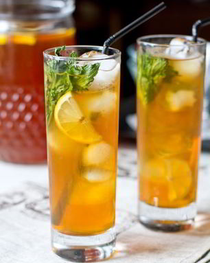 Ледяной чай с имбирем, лимоном и мятой