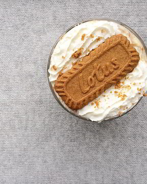 Кофе латте с пряничной пастой Biscoff