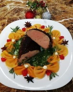 Свиная вырезка в кофейной панировке с пастой