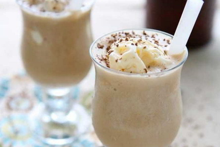 Рецепт коктейля coffee milkshake с шоколадным сиропом