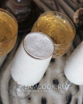 Коктейль из шампанского с мороженым и ананасом