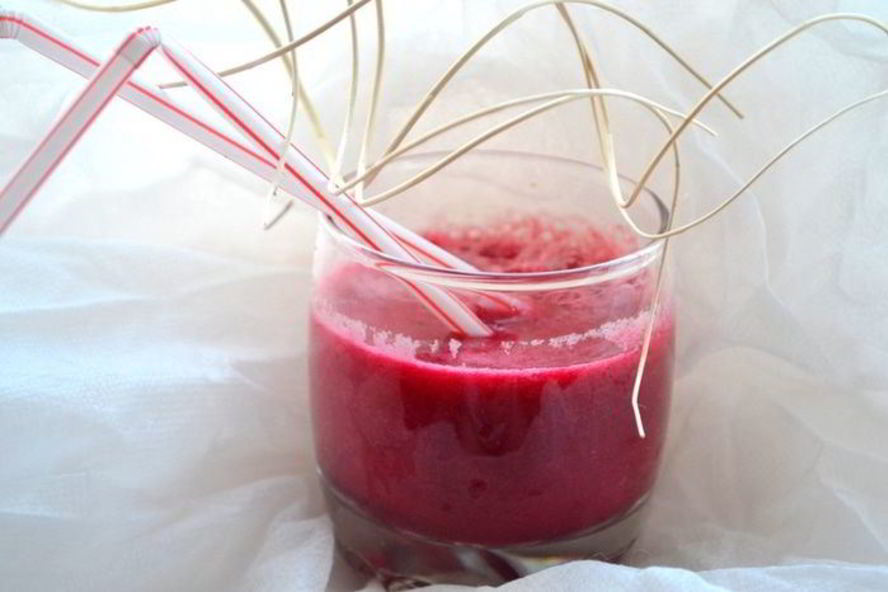 Рецепт коктейля свекольно-томатный с сельдереем, базиликом и авокадо