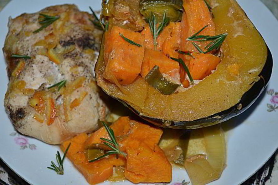 Рецепт куриных грудок в апельсиново-кленовом сиропе с акорн тыквой и сладким картофелем