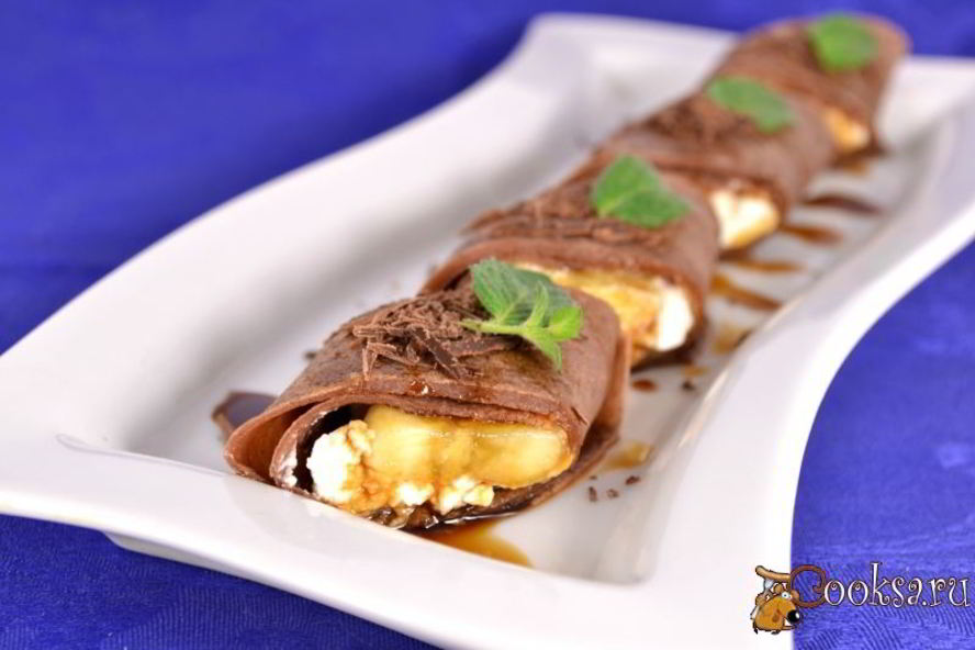 Рецепт шоколадных блинчиков с творогом, бананом и кофейным сиропом