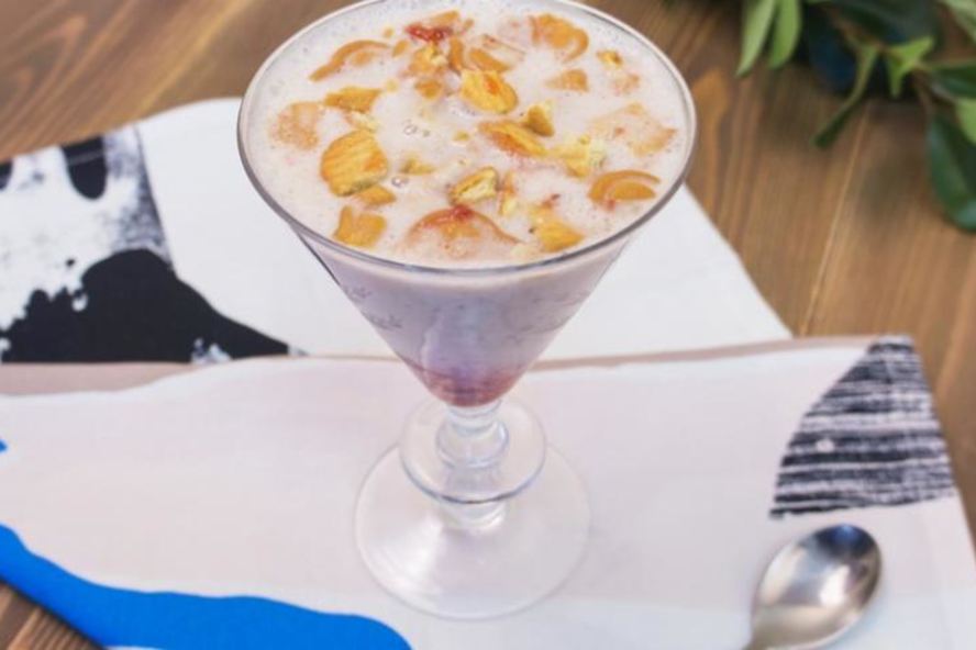 Рецепт бананового смузи с клубничным вареньем и печеньем