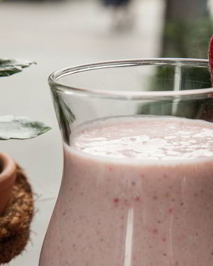 Клубничный смузи с овсянкой