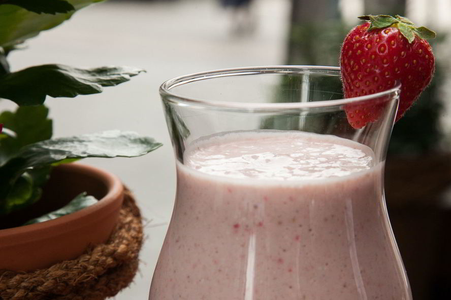 Рецепт клубничного смузи с овсянкой