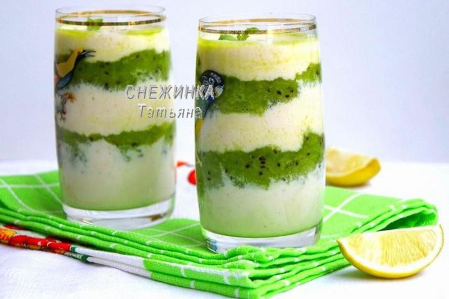 Рецепт слоеного бананового смузи с пюре из киви и лайма