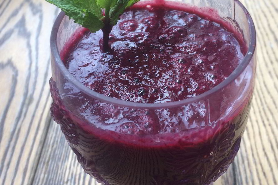 Рецепт смузей из ананаса и черной смородины