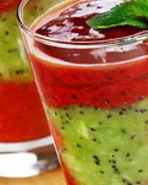 Смузи из клубники, малины и киви с медом