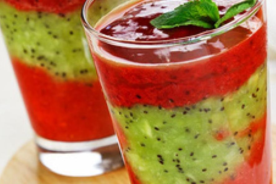 Рецепт смузей из клубники, малины и киви с медом