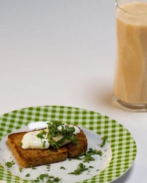 Цитрусовый смузи и тост с яйцом пашот