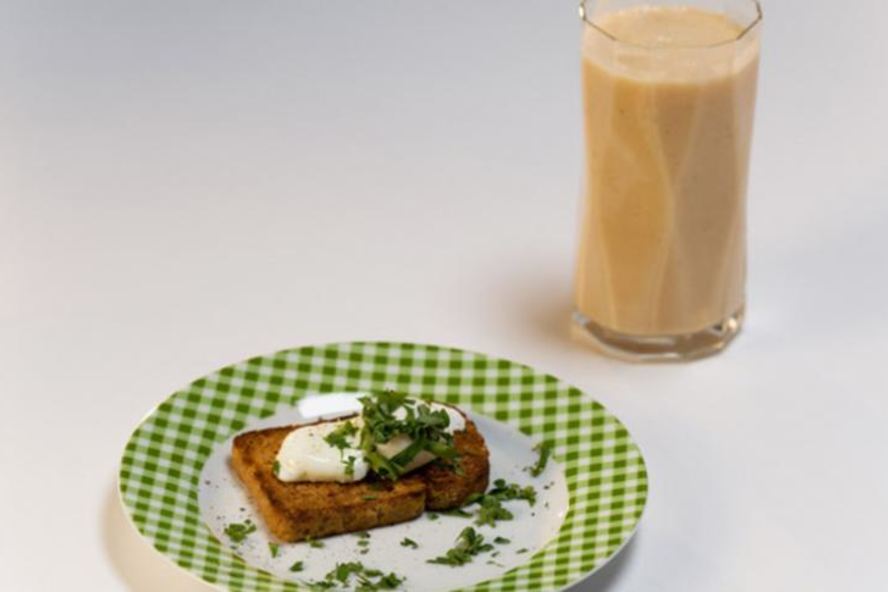 Рецепт цитрусового смузи и тост с яйцом пашот