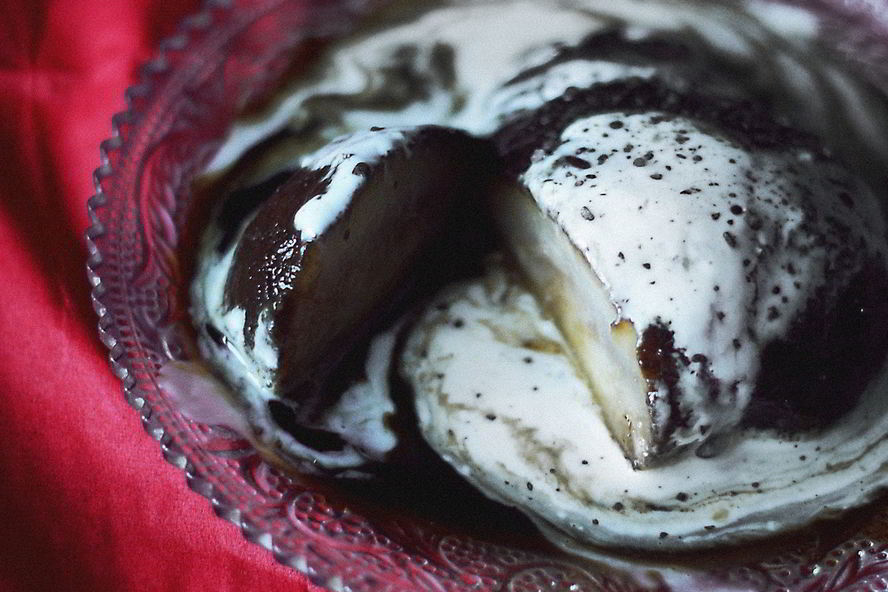 Рецепт вареных груш с кофейным сиропом и сливками