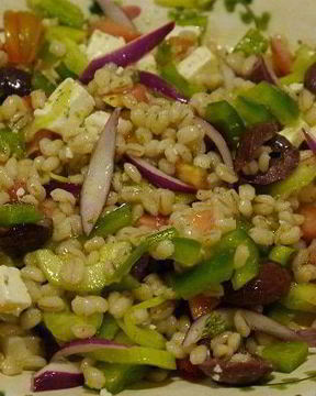 Греческий салат с перловкой