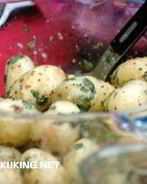 Горячий картофельный салат с травами