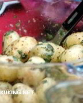 Горячий картофельный салат с травами