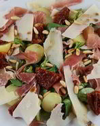 Итальянский салат с картофелем, пармской ветчиной, руколой и кедровыми орешками