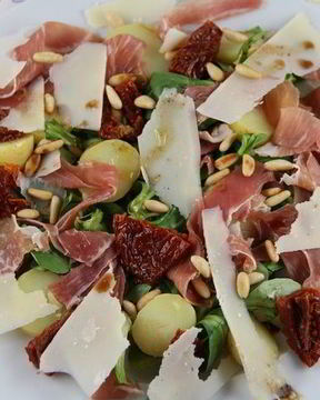 Итальянский салат с картофелем, пармской ветчиной, руколой и кедровыми орешками