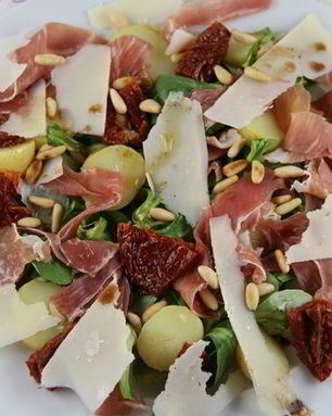 Итальянский салат с картофелем, пармской ветчиной, руколой и кедровыми орешками