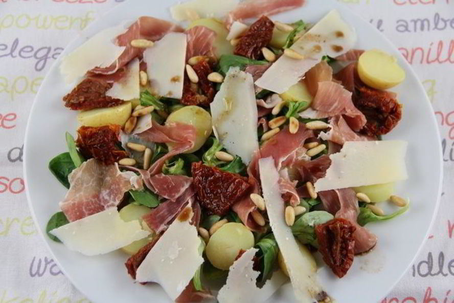 Рецепт итальянского салата с картофелем, пармской ветчиной, руколой и кедровыми орешками