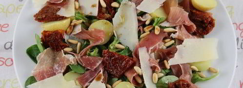 итальянский салат с картофелем, пармской ветчиной, руколой и кедровыми орешками. Шаг 4