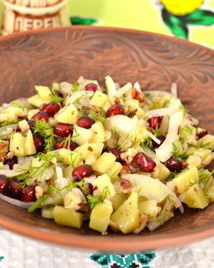 Картофельный салат с гранатом и грецкими орехами