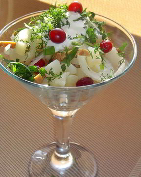 Картофельный салат с грибами и клюквой