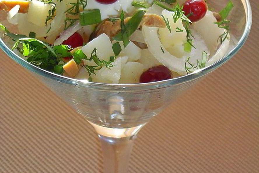 Рецепт картофельного салата с грибами и клюквой