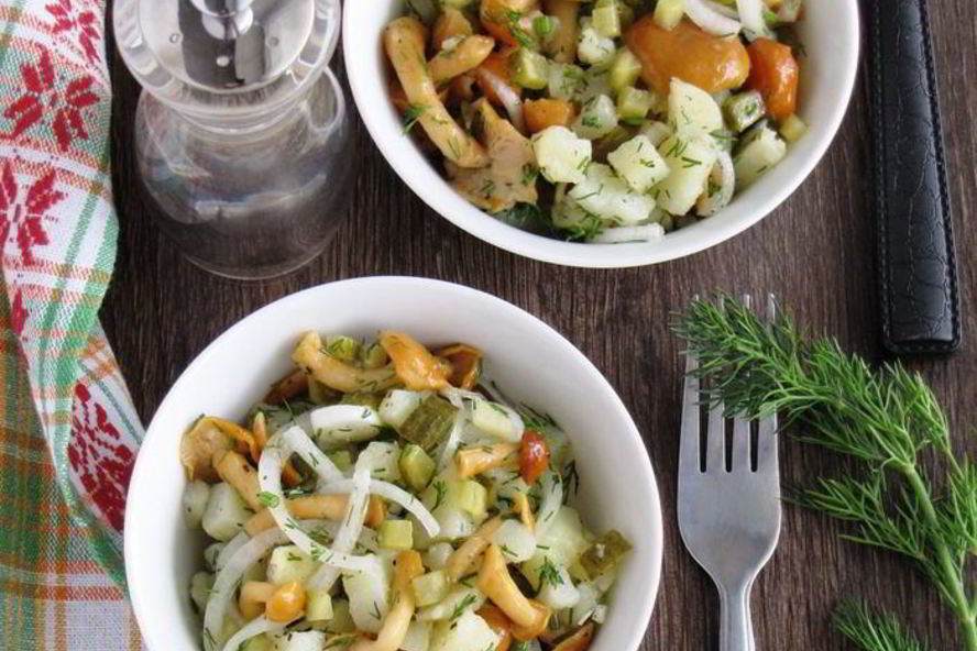 Рецепт картофельного салата с грибами и маринованным луком