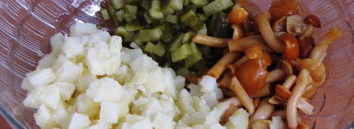 картофельный салат с грибами и маринованным луком. Шаг 2