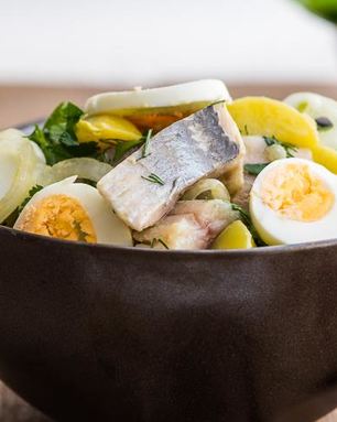 Картофельный салат с малосольными огурцами и сельдью