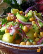 Картофельный салат с нутом и беконом