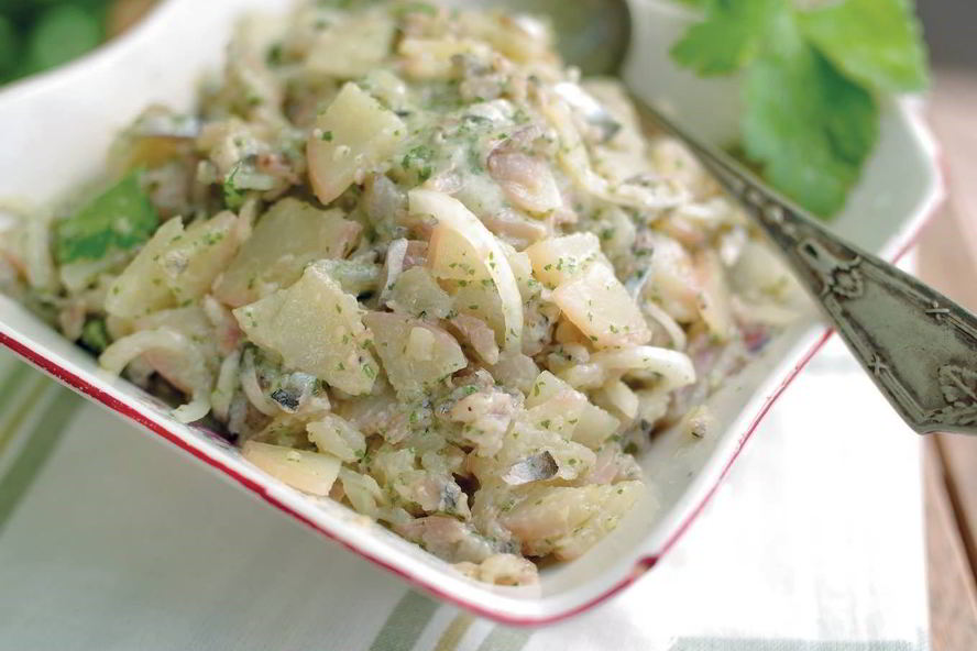 Рецепт картофельного салата с тюлькой и квашеной капустой