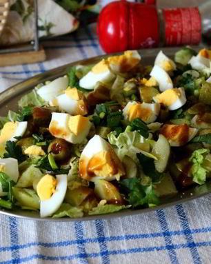 Картофельный салат с яйцом и фаршированными оливками