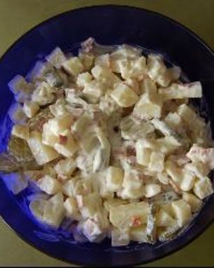 Картофельный салат с жареной колбасой