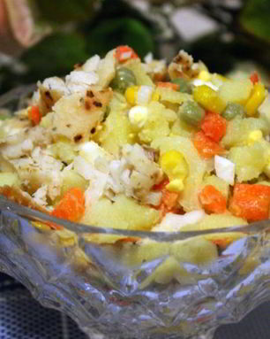 Картофельный салат с жареной тилапией