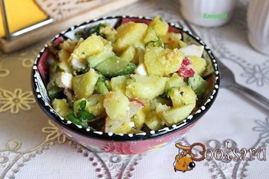 Рецепт картофельного салата с жареным луком и свежими овощами
