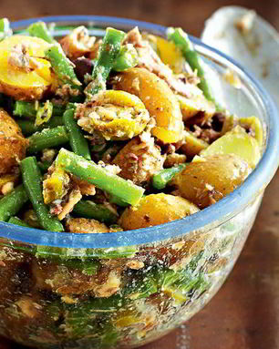 Салат из молодого картофеля с сардинами