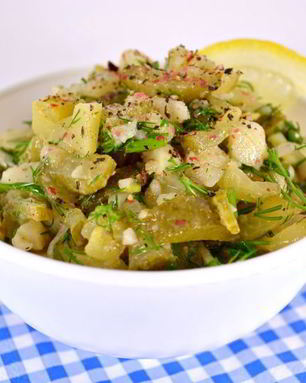 Салат с картофелем и маринованными огурцами