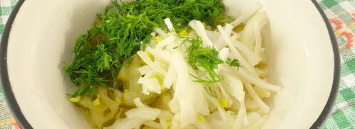 салат с картофелем и маринованными огурцами. Шаг 2